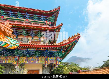 Toit chinois coloré avec fond bleu ciel, Hong Kong. Banque D'Images