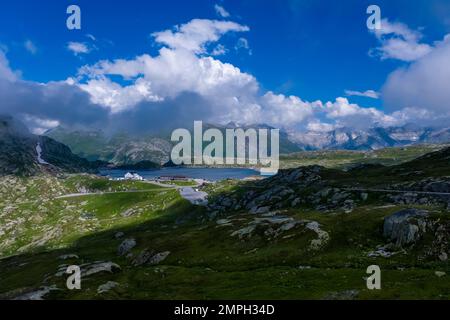 Vue sur le col Grimsel et le lac Totesee, les montagnes environnantes sont entourées de nuages. Banque D'Images