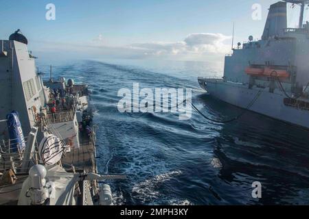 221015-N-XK462-1146 OCÉAN PACIFIQUE (15 OCTOBRE 2022) ÉTATS-UNIS Les marins montent la ligne pendant une reconstitution en cours à bord du destroyer de missile guidé de classe Arleigh Burke USS Wayne E. Meyer (DDG 108). Wayne E. Meyer travaille actuellement avec Nimitz Carrier Strike Group en vue d'un déploiement à venir. Banque D'Images