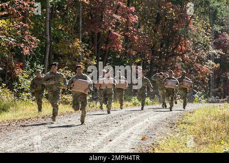 Les cadets de l’Université Campbell, de l’Université du Delaware, de l’Université Duke et de l’Université Johns Hopkins se sont disputer l’épreuve d’assemblage et de démontage des armes au défi des Rangers de l’Armée de terre de la 4th Brigade sur 15 octobre à fort A.P. Côte. La deuxième journée de compétition a vu des équipes se disputant dix événements différents, avant de terminer leur journée avec une ruck de 6 miles. Les deux meilleures équipes représenteront la brigade 4th dans le cadre du concours de compétences militaires de Sandhurst qui s'est tenu à l'Académie militaire de West point en avril 2023. | photo de Sarah Windmueller, États-Unis Affaires publiques du commandement des cadets de l'Armée Banque D'Images