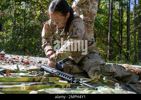 La cadet Emily Chu, de l’Université Duke, se prépare contre la montre alors qu’elle s’assemble en M249 lors de l’événement d’assemblage et de démontage des armes au défi des Rangers du ROTC de l’Armée de brigade 4th sur 15 octobre à fort A.P. Côte. La deuxième journée de compétition a vu des équipes se disputant dix événements différents, avant de terminer leur journée avec une ruck de 6 miles. Les deux meilleures équipes représenteront la brigade 4th dans le cadre du concours de compétences militaires de Sandhurst qui s'est tenu à l'Académie militaire de West point en avril 2023. | photo de Sarah Windmueller, États-Unis Affaires publiques du commandement des cadets de l'Armée Banque D'Images