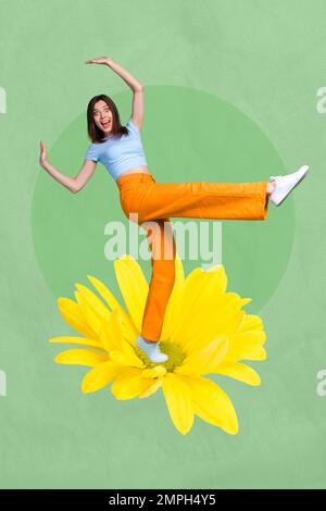 Vertical créatif photo collage de stupéfait impressionné drôle négligent fille debout sur la fleur jaune isolé sur fond vert Banque D'Images