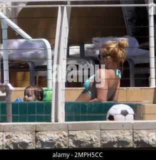 Exclusif !! Britney Spears passe une journée de sa visite avec ses deux fils et un entourage près de la piscine dans son hôtel de luxe. Britney ressemblait à son vieux moi dans un bikini bleu pâle et aimait se frotter dans l'eau avec ses fils qui riaient, riaient et riaient et éclaboussaient et appelaient « regarde-moi maman, regarde-moi » et Britney répondit à quel était leur « léveur ». Miami, Floride. 3/10/09 Banque D'Images
