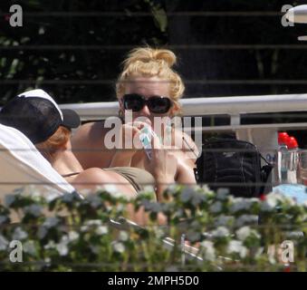 Exclusif !! Britney Spears passe une journée de sa visite avec ses deux fils et un entourage près de la piscine dans son hôtel de luxe. Britney ressemblait à son vieux moi dans un bikini bleu pâle et aimait se frotter dans l'eau avec ses fils qui riaient, riaient et riaient et éclaboussaient et appelaient « regarde-moi maman, regarde-moi » et Britney répondit à quel était leur « léveur ». Miami, Floride. 3/10/09 Banque D'Images