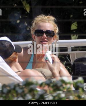 Exclusif !! Britney Spears passe une journée de sa visite avec ses deux fils et un entourage près de la piscine dans son hôtel de luxe. Britney ressemblait à son vieux moi dans un bikini bleu pâle et aimait se frotter dans l'eau avec ses fils qui riaient, riaient et riaient et éclaboussaient et appelaient « regarde-moi maman, regarde-moi » et Britney répondit à quel était leur « léveur ». Miami, Floride. 3/10/09 Banque D'Images