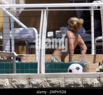 Exclusif !! Britney Spears passe une journée de sa visite avec ses deux fils et un entourage près de la piscine dans son hôtel de luxe. Britney ressemblait à son vieux moi dans un bikini bleu pâle et aimait se frotter dans l'eau avec ses fils qui riaient, riaient et riaient et éclaboussaient et appelaient « regarde-moi maman, regarde-moi » et Britney répondit à quel était leur « léveur ». Miami, Floride. 3/10/09 Banque D'Images