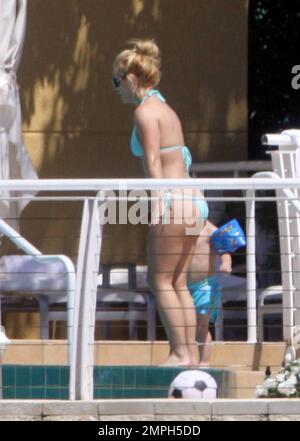 Exclusif !! Britney Spears passe une journée de sa visite avec ses deux fils et un entourage près de la piscine dans son hôtel de luxe. Britney ressemblait à son vieux moi dans un bikini bleu pâle et aimait se frotter dans l'eau avec ses fils qui riaient, riaient et riaient et éclaboussaient et appelaient « regarde-moi maman, regarde-moi » et Britney répondit à quel était leur « léveur ». Miami, Floride. 3/10/09 Banque D'Images