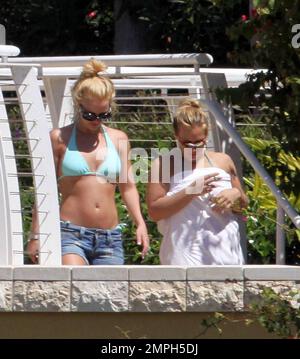 Exclusif !! Britney Spears passe une journée de sa visite avec ses deux fils et un entourage près de la piscine dans son hôtel de luxe. Britney ressemblait à son vieux moi dans un bikini bleu pâle et aimait se frotter dans l'eau avec ses fils qui riaient, riaient et riaient et éclaboussaient et appelaient « regarde-moi maman, regarde-moi » et Britney répondit à quel était leur « léveur ». Miami, Floride. 3/10/09 Banque D'Images
