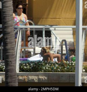 Exclusif !! Britney Spears passe une journée de sa visite avec ses deux fils et un entourage près de la piscine dans son hôtel de luxe. Britney ressemblait à son vieux moi dans un bikini bleu pâle et aimait se frotter dans l'eau avec ses fils qui riaient, riaient et riaient et éclaboussaient et appelaient « regarde-moi maman, regarde-moi » et Britney répondit à quel était leur « léveur ». Miami, Floride. 3/10/09 Banque D'Images
