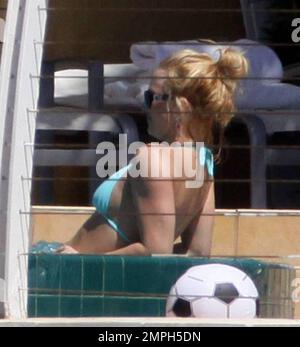Exclusif !! Britney Spears passe une journée de sa visite avec ses deux fils et un entourage près de la piscine dans son hôtel de luxe. Britney ressemblait à son vieux moi dans un bikini bleu pâle et aimait se frotter dans l'eau avec ses fils qui riaient, riaient et riaient et éclaboussaient et appelaient « regarde-moi maman, regarde-moi » et Britney répondit à quel était leur « léveur ». Miami, Floride. 3/10/09 Banque D'Images