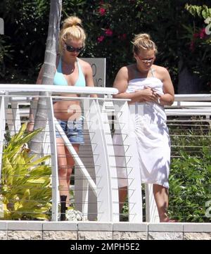 Exclusif !! Britney Spears passe une journée de sa visite avec ses deux fils et un entourage près de la piscine dans son hôtel de luxe. Britney ressemblait à son vieux moi dans un bikini bleu pâle et aimait se frotter dans l'eau avec ses fils qui riaient, riaient et riaient et éclaboussaient et appelaient « regarde-moi maman, regarde-moi » et Britney répondit à quel était leur « léveur ». Miami, Floride. 3/10/09 Banque D'Images