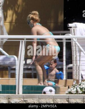 Exclusif !! Britney Spears passe une journée de sa visite avec ses deux fils et un entourage près de la piscine dans son hôtel de luxe. Britney ressemblait à son vieux moi dans un bikini bleu pâle et aimait se frotter dans l'eau avec ses fils qui riaient, riaient et riaient et éclaboussaient et appelaient « regarde-moi maman, regarde-moi » et Britney répondit à quel était leur « léveur ». Miami, Floride. 3/10/09 Banque D'Images