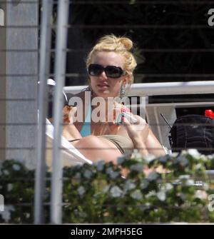 Exclusif !! Britney Spears passe une journée de sa visite avec ses deux fils et un entourage près de la piscine dans son hôtel de luxe. Britney ressemblait à son vieux moi dans un bikini bleu pâle et aimait se frotter dans l'eau avec ses fils qui riaient, riaient et riaient et éclaboussaient et appelaient « regarde-moi maman, regarde-moi » et Britney répondit à quel était leur « léveur ». Miami, Floride. 3/10/09 Banque D'Images