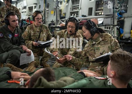 Depuis la gauche, États-Unis Sergent d’état-major de la Force aérienne Stephen Cole, capitaine Angie Clowdus, Maj. TJ Myers, Et 1st Lt. Michelle Rariden, membres de l'équipage du 137th Aeromédical Evacuation Squadron (AES), de la Garde nationale d'Oklahoma, répondent à un scénario médical avec des cadets de la Force aérienne ROTC de l'Université d'Oklahoma State agissant comme patients lors d'un vol d'entraînement le 17 septembre 2022, à Oklahoma City. Les aviateurs AES 137th ont travaillé aux côtés de leurs homologues en service actif avec l'aile Air Mobility 375th et les aviateurs de la Réserve de la Force aérienne avec l'aile Air Mobility 514th pour obtenir des certifications de vol sur un C-17 Globemaster III et ont inclus le R Banque D'Images