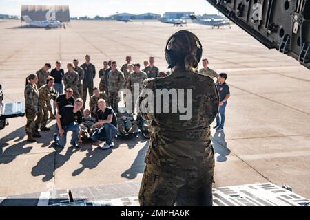 ÉTATS-UNIS Le capitaine de la Force aérienne, Angie Clowdus, infirmière de vol du 137th Aeromédical Evacuation Squadron (AES), de la Garde nationale de l'Oklahoma, fournit des directives aux cadets de la Force aérienne ROTC de l'Université d'État de l'Oklahoma agissant comme porteurs de détritus lors d'un vol d'entraînement le 17 septembre 2022, à Oklahoma City. Les aviateurs AES 137th ont travaillé avec des homologues en service actif de l'aile Air Mobility 375th et des aviateurs de la Réserve de la Force aérienne avec l'aile Air Mobility 514th pour obtenir des certifications de vol sur un C-17 Globemaster III et ont inclus les cadets du ROTC dans l'événement d'entraînement de la force totale. Banque D'Images