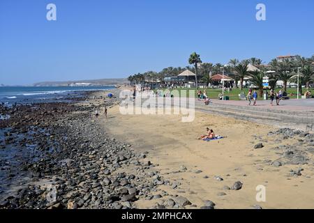 Playa Del Faro, à l'ouest, le long de la plage, de la mer et de la zone commerçante depuis le phare de Maspalomas, Gran Canaria Banque D'Images