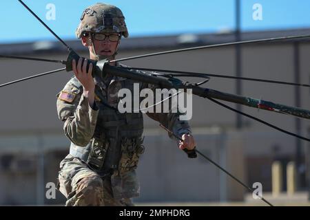 La spécialiste Micheal McFarland du 3rd Bataillon, 320th Régiment d'artillerie de campagne, 101st Brigade d'artillerie de division, 101st Division aéroportée (assaut aérien), installe une antenne pour une table M119A3 cinq lors de la compétition Best of the Best de l'artillerie de division sur fort Campbell, Ky., 19 octobre 2022. Les soldats ont été notés sur la vitesse à laquelle ils pouvaient utiliser et installer un ensemble d'antennes. Banque D'Images