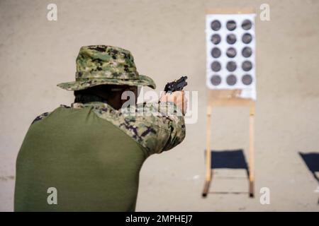 DULZURA, Californie (19 octobre 2022) Un marin affecté à l'unité mobile d'élimination des explosifs d'artillerie (EODMU) 11 tire un pistolet M9 lors d'un cours de formation au pistolet dirigé par l'unité d'évaluation et de formation à l'élimination des explosifs d'artillerie (EODTEU) 1 à la portée du canon à Dulzura, en Californie, le 19 octobre 2022. EODTEU-1 développe et fournit une formation réaliste aux forces de plongée et de sauvetage de la Marine pour les préparer à soutenir la flotte et la force conjointe dans la réalisation des objectifs nationaux. Banque D'Images