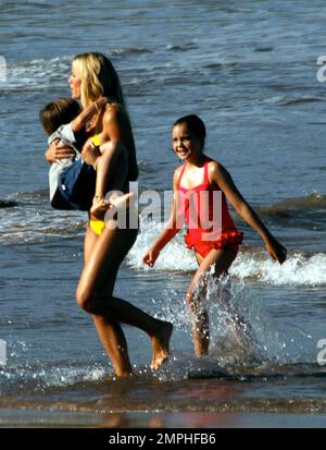 Le modèle de couverture Brooklyn Decker, modèle de maillot de bain illustré, recouvert de bikini, présente des scènes pour son nouveau film « Just Go with IT ». Le film a également les vedettes Jennifer Aniston, Nicole Kidman et Adam Sandler. Hawaï, États-Unis. 5/11/10. Banque D'Images