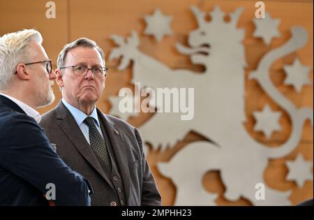 31 janvier 2023, Thuringe, Erfurt: Benjamin-Emmanuel Hoff (l., Die Linke), Chef de la Chancellerie d'Etat et Ministre de la Culture, des Affaires fédérales et européennes de Thuringe, et Bodo Ramelow (r., Die Linke), Premier Ministre de Thuringe, sont présents dans la salle plénière du Parlement de l'Etat de Thuringe. Les députés discutent des décisions du personnel du gouvernement d'État rouge-rouge-vert. À la demande du groupe FDP d'opposition et du groupe parlementaire CDU, deux heures d'actualité concernent le remplissage des postes de direction dans les ministères. Le contexte du débat est l'ébauche des rapports de vérification par Banque D'Images