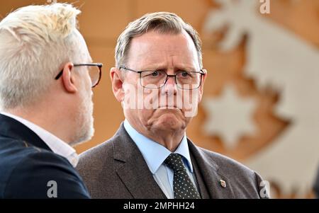 31 janvier 2023, Thuringe, Erfurt: Benjamin-Emmanuel Hoff (l., Die Linke), Chef de la Chancellerie d'Etat et Ministre de la Culture, des Affaires fédérales et européennes de Thuringe, et Bodo Ramelow (r., Die Linke), Premier Ministre de Thuringe, sont présents dans la salle plénière du Parlement de l'Etat de Thuringe. Les députés discutent des décisions du personnel du gouvernement d'État rouge-rouge-vert. À la demande du groupe FDP d'opposition et du groupe parlementaire CDU, deux heures d'actualité concernent le remplissage des postes de direction dans les ministères. Le contexte du débat est l'ébauche des rapports de vérification par Banque D'Images