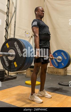 Les soldats de l'hôpital de campagne 801st qui font partie de la Force opérationnelle interarmées Med 374 ont participé à la compétition de musculation 500lb/1000lb à Bagdad, en Iraq. Les règles sont, vous obtenez trois tentatives de lever autant de poids que vous pouvez à trois stations : la presse de banc, le deadlift et le squat. Les femelles devaient lever un poids combiné de plus de 500lbs, les hommes de moins de 165lbs ans un poids combiné de plus de 750lbs et les hommes de plus de 165lbs ans un poids combiné de plus de 1000lbs ans. Darius Watkins redresse 385lbs pour son poids maximum dans la compétition. Banque D'Images