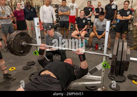 Les soldats de l'hôpital de campagne 801st qui font partie de la Force opérationnelle interarmées Med 374 ont participé à la compétition de musculation 500lb/1000lb à Bagdad, en Iraq. Les règles sont, vous obtenez trois tentatives de lever autant de poids que vous pouvez à trois stations : la presse de banc, le deadlift et le squat. Les femelles devaient lever un poids combiné de plus de 500lbs, les hommes de moins de 165lbs ans un poids combiné de plus de 750lbs et les hommes de plus de 165lbs ans un poids combiné de plus de 1000lbs ans. Le Sgt Justin McCurdy, spécialiste en équipement biomédical 68A de l'hôpital de campagne 801st, a remporté le concours par Banque D'Images