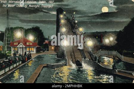 Exposition internationale irlandaise, 1907, Dublin Irlande. Le canal de sortie d'eau la nuit Banque D'Images