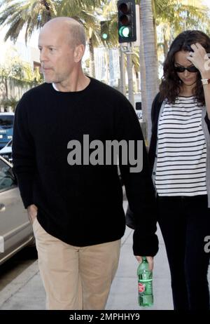 EXCLUSIF !! L'acteur Bruce Willis se déplace à Beverly Hills avec la femme enceinte Emma Heming. Bruce marcha devant Emma, 33 ans, qui a gardé sa main sur son visage. Selon certains rapports, Willis, 56 ans, a accordé beaucoup d'attention à l'ex-femme demi Moore, apportant son soutien lors de sa scission avec Ashton Kutcher. Les rapports disent que, même si Bruce est marié à Emma depuis trois ans, il ne veut pas la négliger, mais il est « l'ami le plus proche de », et veut s'assurer qu'elle reste forte. Beverly Hills, Californie. 28th décembre 2011. Banque D'Images