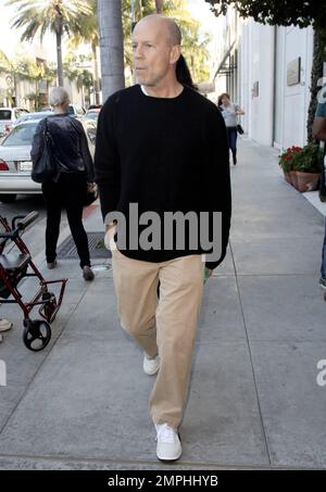 EXCLUSIF !! L'acteur Bruce Willis se déplace à Beverly Hills avec la femme enceinte Emma Heming. Bruce marcha devant Emma, 33 ans, qui a gardé sa main sur son visage. Selon certains rapports, Willis, 56 ans, a accordé beaucoup d'attention à l'ex-femme demi Moore, apportant son soutien lors de sa scission avec Ashton Kutcher. Les rapports disent que, même si Bruce est marié à Emma depuis trois ans, il ne veut pas la négliger, mais il est « l'ami le plus proche de », et veut s'assurer qu'elle reste forte. Beverly Hills, Californie. 28th décembre 2011. Banque D'Images