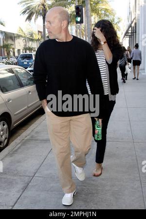 EXCLUSIF !! L'acteur Bruce Willis se déplace à Beverly Hills avec la femme enceinte Emma Heming. Bruce marcha devant Emma, 33 ans, qui a gardé sa main sur son visage. Selon certains rapports, Willis, 56 ans, a accordé beaucoup d'attention à l'ex-femme demi Moore, apportant son soutien lors de sa scission avec Ashton Kutcher. Les rapports disent que, même si Bruce est marié à Emma depuis trois ans, il ne veut pas la négliger, mais il est « l'ami le plus proche de », et veut s'assurer qu'elle reste forte. Beverly Hills, Californie. 28th décembre 2011. Banque D'Images