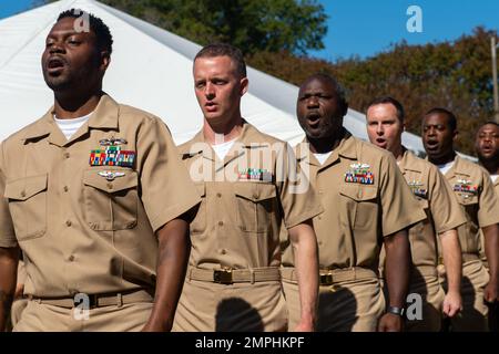 NORFOLK (octobre 21, 2022) des marins de la marine américaine chantent « Anchors Abele » lors d'une cérémonie de promotion du chef de la direction au parc POW/MIA sur l'activité de soutien naval Hampton Roads 21 octobre 2022. La cérémonie a été le point culminant d'une période de formation de six semaines au cours de laquelle les hauts dirigeants enrôlés ont présenté aux chefs sélectionnés une myriade de défis conçus pour renforcer leurs compétences en leadership et pour fournir une meilleure compréhension de ce que signifie être le chef. Banque D'Images