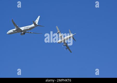 JACKSONVILLE, FLORIDE. (21 octobre 2022) l'Orion P-8 et son prédécesseur prennent le ciel au salon aérien de Jacksonville NAS 2022. Le spectacle célébrait l’héritage des Blue Angels, qui remonte à 1946 dans le lieu de naissance de NAS Jacksonville, l’escadron. Le spectacle a également présenté des représentations aériennes d'autres équipes de vol militaires et civiles, des spectacles en direct, et l'occasion de voir des avions et des véhicules militaires et les États-Unis Équipe de parachutisme de commandement des opérations spéciales. Banque D'Images