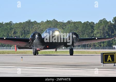 JACKSONVILLE, FLORIDE. (21 octobre 2022) Adam Beech taxi son Beech 18 en bas de la piste pour sa démonstration au salon aérien de Jacksonville NAS 2022. Le spectacle célébrait l’héritage des Blue Angels, qui remonte à 1946 dans le lieu de naissance de NAS Jacksonville, l’escadron. Le spectacle a également présenté des représentations aériennes d'autres équipes de vol militaires et civiles, des spectacles en direct, et l'occasion de voir des avions et des véhicules militaires et les États-Unis Équipe de parachutisme de commandement des opérations spéciales. Banque D'Images