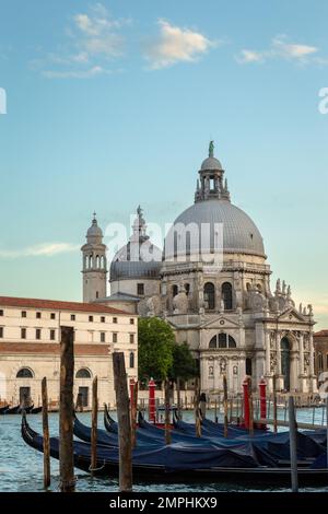 La Basillica di Santa Maria della Salute a traversé le Grand Canal, Venise, le soir de l'été Banque D'Images