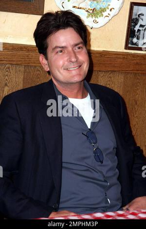 Charlie Sheen participe à un événement célébrant l'achat par Planet Hollywood de la chaîne de restaurants italiens Buca di Beppo. L'événement a également célébré l'ouverture du restaurant Buca de Beppo à Universal CityWalk à Hollywood. Buca di Beppo servira maintenant la nouvelle liqueur Premium de Limoncello de Danny DeVito, avec une partie du produit des ventes de Limoncello qui profitera à la Heart Association. Los Angeles, Californie. 1/28/09. Banque D'Images