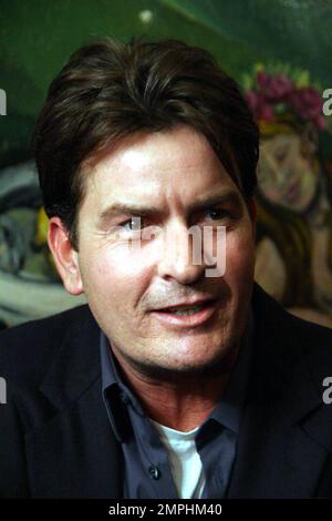 Charlie Sheen participe à un événement célébrant l'achat par Planet Hollywood de la chaîne de restaurants italiens Buca di Beppo. L'événement a également célébré l'ouverture du restaurant Buca de Beppo à Universal CityWalk à Hollywood. Buca di Beppo servira maintenant la nouvelle liqueur Premium de Limoncello de Danny DeVito, avec une partie du produit des ventes de Limoncello qui profitera à la Heart Association. Los Angeles, Californie. 1/28/09. Banque D'Images