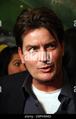 Charlie Sheen participe à un événement célébrant l'achat par Planet Hollywood de la chaîne de restaurants italiens Buca di Beppo. L'événement a également célébré l'ouverture du restaurant Buca de Beppo à Universal CityWalk à Hollywood. Buca di Beppo servira maintenant la nouvelle liqueur Premium de Limoncello de Danny DeVito, avec une partie du produit des ventes de Limoncello qui profitera à la Heart Association. Los Angeles, Californie. 1/28/09. Banque D'Images