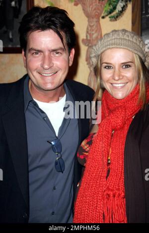 Charlie Sheen et la femme enceinte Brooke Mueller, qui attendent des jumeaux, participent à un événement célébrant l'achat par Planet Hollywood de la chaîne de restaurants italiens Buca di Beppo. L'événement a également célébré l'ouverture du restaurant Buca de Beppo à Universal CityWalk à Hollywood. Buca di Beppo servira maintenant la nouvelle liqueur Premium de Limoncello de Danny DeVito, avec une partie du produit des ventes de Limoncello qui profitera à la Heart Association. Los Angeles, Californie. 1/28/09. Banque D'Images