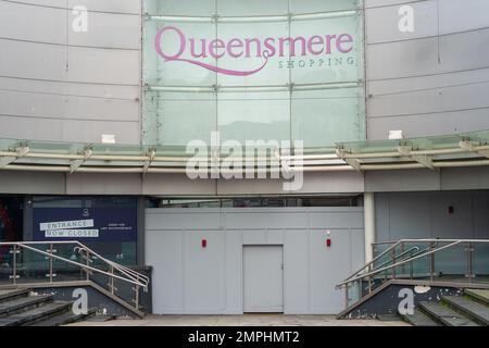 Slough, Berkshire, Royaume-Uni. 31st janvier 2023. La moitié du centre commercial Queensmere de Slough a été fermée. Près de 22k entreprises ont fermé leurs portes en 2022. Des facteurs tels que l'impact de Covid-19, les achats en ligne, l'inflation, les coûts de production, les coûts de personnel, et la hausse du prix du carburant en est une des raisons. Bien que Slough traverse une importante rerémunération, le nombre d'entreprises qui ont fermé est remarquable. Crédit : Maureen McLean/Alay Live News Banque D'Images