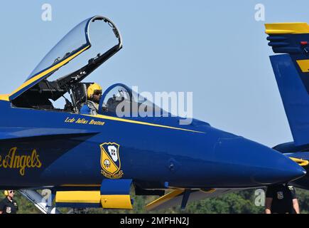 JACKSONVILLE, FLORIDE. (21 octobre 2022) LE CAPC Bratton se prépare à prendre le ciel au spectacle aérien de Jacksonville NAS 2022. Le spectacle célébrait l’héritage des Blue Angels, qui remonte à 1946 dans le lieu de naissance de NAS Jacksonville, l’escadron. Le spectacle a également présenté des représentations aériennes d'autres équipes de vol militaires et civiles, des spectacles en direct, et l'occasion de voir des avions et des véhicules militaires et les États-Unis Équipe de parachutisme de commandement des opérations spéciales. Banque D'Images