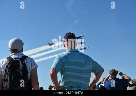 JACKSONVILLE, FLORIDE. (21 octobre 2022) les spectateurs regardent au-dessus de l'horizon tandis que les Blue Angels prennent le ciel. Le spectacle célébrait l’héritage des Blue Angels, qui remonte à 1946 dans le lieu de naissance de NAS Jacksonville, l’escadron. Le spectacle a également présenté des représentations aériennes d'autres équipes de vol militaires et civiles, des spectacles en direct, et l'occasion de voir des avions et des véhicules militaires et les États-Unis Équipe de parachutisme de commandement des opérations spéciales. Banque D'Images