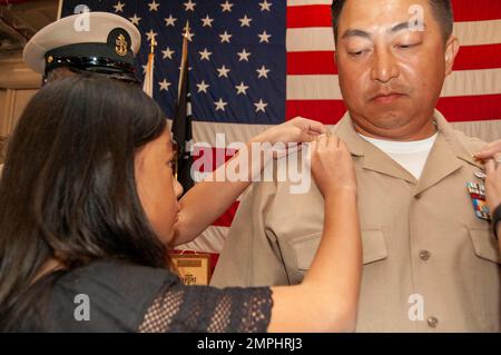 221022-N-YS140-029 Alameda, CA - technicien en cryptographie en chef Chou Yang, Centre de la Réserve navale (NRC) Alameda, a ses principaux ancrages épinglés par sa famille à bord du navire-musée USS Hornet (CV 12) le 22 octobre 2022. Quatorze chefs de la petite section (CPO) du nord de la Californie ont fait épingler leurs ancres et ont donné leurs couvertures de CPO pour la première fois devant leurs collègues CPO, la direction de commandement, la famille et les amis. Les CPOS épinglés proviennent d'Alameda du CNRC, de Sacramento du CNRC, de San Jose du CNRC et de la base aérienne du détachement Travis de l'escadron 3 de reconnaissance aérienne de la flotte. Banque D'Images