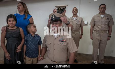 BASE NAVALE DE GUAM (OCT 24, 2022) des marins, des civils et des familles militaires se sont réunis pour assister à l’initiation de plusieurs des derniers officiers de la région lors d’une cérémonie d’épinglage à Top o’ the Mar à bord de la base navale américaine Guam (NBG) à Nimitz Hill le 21 octobre. Les 13 chefs nouvellement épinglés représentaient les commandements suivants : - NBG - Commandant, région interarmées Marianas - Hôpital naval de Guam - 30th Régiment de construction navale - Bataillon de construction navale mobile 11 - Bureau de recrutement naval de Guam - Bureau de gestion prioritaire - unité de division du Commandement des munitions navales de l'Asie de l'est de Guam a Banque D'Images