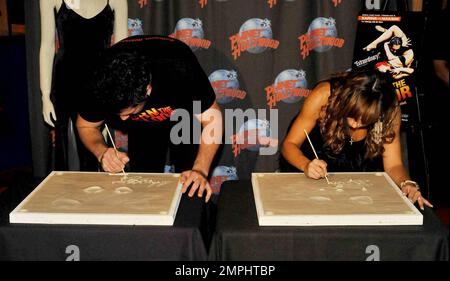 - Karina Smirnoff & Maksim Chmerkovskiy de la danse avec les étoiles d'ABC promouvoir leurs rôles les plus célèbres dans la nouvelle sensation de danse de Broadway 'Burn the Floort' avec une cérémonie d'empreinte au Planet Hollywood, Times Square à New York City, NY. 8/6/09. F Banque D'Images