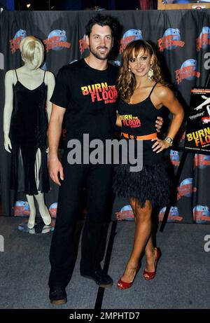 - Karina Smirnoff & Maksim Chmerkovskiy de la danse avec les étoiles d'ABC promouvoir leurs rôles les plus célèbres dans la nouvelle sensation de danse de Broadway 'Burn the Floort' avec une cérémonie d'empreinte au Planet Hollywood, Times Square à New York City, NY. 8/6/09. . Banque D'Images