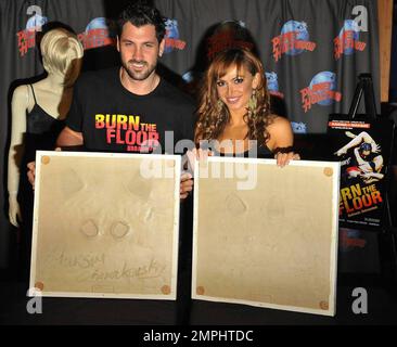 - Karina Smirnoff & Maksim Chmerkovskiy de la danse avec les étoiles d'ABC promouvoir leurs rôles les plus célèbres dans la nouvelle sensation de danse de Broadway 'Burn the Floort' avec une cérémonie d'empreinte au Planet Hollywood, Times Square à New York City, NY. 8/6/09. . Banque D'Images