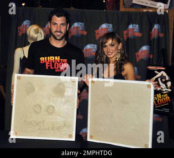 - Karina Smirnoff & Maksim Chmerkovskiy de la danse avec les étoiles d'ABC promouvoir leurs rôles les plus célèbres dans la nouvelle sensation de danse de Broadway 'Burn the Floort' avec une cérémonie d'empreinte au Planet Hollywood, Times Square à New York City, NY. 8/6/09. . Banque D'Images