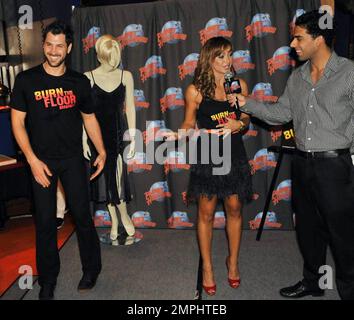 - Karina Smirnoff & Maksim Chmerkovskiy de la danse avec les étoiles d'ABC promouvoir leurs rôles les plus célèbres dans la nouvelle sensation de danse de Broadway 'Burn the Floort' avec une cérémonie d'empreinte au Planet Hollywood, Times Square à New York City, NY. 8/6/09. . Banque D'Images