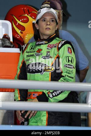 Danica Patrick, pilote de l'Indy Racing League, célèbre sa deuxième place au Cafe do Brasil Indy 300 qui s'est tenu au Homestead - Miami Speedway. Homestead, Floride. 10/02/10. Banque D'Images